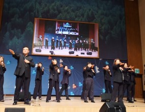 관악구 소통축제 공연 빅콰이어가 동산교회에서 진행된관악구 지역주민 소통축제에서함께 감동적인 무대를 꾸몄습니다.교회에 다니지 않는 분들이 초대되어 함께 노래하는 귀한 시간이었습니다.서로가 사랑하고 축복하며신앙을 넘어서 위로와 격려를 받는 시간이었습니다.귀한 행사 준비해 주신 동산교회 모든 스텝분들과 전체적으로 이끌어주신 안찬용 대표님,수고해 주신 모든 단원분들 수고하셨습니다 !!=====빅콰이어 겨울분기 단원 모집 / 보컬 트레이닝 프로젝트 국내 최고 지휘자님들과 함께반드시 성장하는 훈련의 시간! 다가오는 겨울방학 분기에는크리스마스 공연, 연말 대형콘서트, 신년음악회,겨울방학 수련회 사역, 다양한 방송 출연 등한 해의 마무리와 새해의 시작을빅콰이어와 함께 힘차게 만들어 갑니다. 훈련 기간2025년 12월 ~ 2026년 2월(총 12주, 72시간 집중 트레이닝 + 보너스 트레이닝)매주 화·목 저녁 7시~10시 (주 2회) 정규클래스 훈련 내용빅콰이어 공식 레퍼토리발성 / 가창 / 무대 퍼포먼스 / 팀워크무대 감각부터 사역 마인드까지한 단계 성장하는 실전형 보컬 트레이닝 지원서 링크https://forms.gle/UbKkQa8AenXxGNZo9 1:1 카톡 상담http://pf.kakao.com/_bFxhFu/chat 단원지원문의 02-3280-7693공연섭외문의 02-2608-7693 