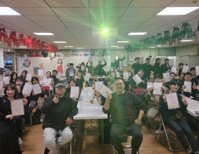 빅콰이어 빅어워즈 20252025년 한해를 마무리하며한해동안 빅콰이어를 위해섬겨주신 손길들에 감사하고 격려하고서로를 진심으로 응원하는 시간을 갖었습니다.모두가 상급이 있음에 감사하고모두의 상급을 축하합니다.모두가 함께 서로를 축하하고 응원하는 귀한 시간이었습니다.한해동안 수고해 주신 안찬용 대표님 항상 감사합니다.함께 자리해 주신 김은실 지휘자님 감사합니다. 자리해 주신 모든 단원분들 감사합니다. 안타깝게도 함께 하지 못한모든 지휘자님과 단원분들도한결같이 감사드립니다. 2026년 새해에도 모두 복 많이 받으세요 빅콰이어는행복입니다 ^^