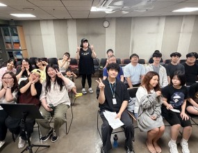 빅콰이어 58분기 정규클래스쏘머즈 지휘자님 – 블랙가스펠 앙상블이번 클래스에서는&nbsp;커크 프랭클린(Kirk Franklin)의 'Silver & Gold'​를 통해&nbsp;블랙가스펠 앙상블을 배웠습니다.블랙가스펠 특유의 보컬 톤과 표현,&nbsp;솔로 보컬의 전달력, 그리고 자유로운 애드립까지.악보를 따라 노래하는 것을 넘어,&nbsp;서로의 소리에 반응하고&nbsp;하나의 메시지를 만들어가는&nbsp;'가스펠 앙상블'을 몸으로 경험하는 시간이었습니다.무엇보다 인상 깊었던 것은,잘하는 사람만이 무대를 만드는 것이 아니라&nbsp;함께 배우고 함께 성장하는 사람들이 모여&nbsp;감동을 만든다는 것이었습니다.그래서 BIGCHOIR의 수업은 끝이 아니라 새로운 시작입니다.2026 빅콰이어 가을분기 단원을 모집합니다.국내 최고의 보컬 디렉터들과 함께하는&nbsp;12주, 72시간 집중 보컬 트레이닝!✔ 발성과 기본기✔ 장르별 가창법✔ 블랙가스펠 & 하모니✔ 스튜디오 녹음✔ 실제 공연 무대 참여그리고 이번 가을에는 더욱 특별한 무대가 여러분을 기다립니다.