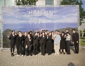  조이코리아 청소년캠프 3차 빅콰이어 찬양콘서트“거룩한 열정”으로 하나님의 나라를 꿈꾸다2025년 여름 1차, 2차, 3차에 걸쳐조이코리아 청소년캠프 현장에빅콰이어 찬양콘서트가 함께했습니다.캠프의 주제인 _“거룩한 열정”_을 마음에 새기며,하나님의 나라를 세워갈 다음세대들과땀과 눈물, 찬양과 기도로하나님을 예배하는 감격의 시간을 나누었습니다. 특별히 이번 콘서트에서도빅콰이어 제로 지휘자님과 함께 콜라보 무대로 꾸몄습니다. ,다음세대를 향한 강력하고도 은혜로운 예배의 자리가 되었습니다