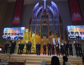 성탄의 주인공 되신 예수님께 모든 영광을 올려드리며온 성도님들과 함께 감동적인 찬양의 시간을 나누었습니다.한해동안 수고한 모두를 격려하고한해동안 인도해 주신 하나님의 은혜에 감사드리는 시간이 되었습니다.함께 해주시고 저녁을 섬겨주신안찬용 대표님과 대표님 가족분들 감사드립니다.다리가 아픈 중에도 함께 해주신 리채 지휘자님 감사드립니다. 모든 단원분들 정말 감사드립니다.