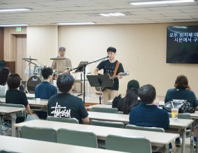 빅콰이어 54분기 정규 클래스채미현 지휘자와 함께하는뮤지컬 넘버 가창 클래스현재 뮤지컬 팬텀 음악감독으로 활동하고 계시는 채미현 지휘자님과 함께뮤지컬 발성의 원리와 특징을 배우고가창 피드백을 받으면서 풍성하고 정확한 표현을 훈련합니다. 뮤지컬 가창을 훈련하면찬양을 할 때도 훨씬 메시지 전달력이 좋아집니다~!!모두의 눈빛이 반짝반짝 빛나는속 시원한 수업이었습니다. 빅콰이어는블랙가스펠 / 팝발라드 / 뮤지컬 / 세미클래식까지 장르불문 보컬 수업 진행 중! 여기로 오세요! 지원 문의 02-3280-7693 섭외 문의 02-2608-7693