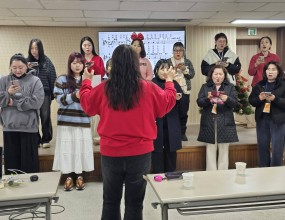 빅콰이어 56분기 정규클래스김은실 지휘자 / 이주영 단장- 여성앙상블 & 남성앙상블빅콰이어는 항상혼성합창으로 공연을 많이 합니다그러나 김은실 지휘자님과 함께남/여가 나누어져 앙상블을 훈련했습니다.여자보컬의 특징과 장점남자보컬의 특징과 장점을 배우고, 각각의 음역대에 맞는보컬 트레이닝 포인트를 알려주셨습니다.빅콰이어는함께 노래하고 함께 자라가는 숲입니다!!=======빅콰이어 겨울분기 단원 모집 / 보컬 트레이닝 프로젝트 (12월중 추가모집)국내 최고 지휘자님들과 함께반드시 성장하는 훈련의 시간!다가오는 겨울방학 분기에는크리스마스 공연, 연말 대형콘서트, 신년음악회,겨울방학 수련회 사역, 다양한 방송 출연 등한 해의 마무리와 새해의 시작을빅콰이어와 함께 힘차게 만들어 갑니다.훈련 기간2025년 12월 ~ 2026년 2월(총 12주, 72시간 집중 트레이닝 + 보너스 트레이닝)매주 화·목 저녁 7시~10시 (주 2회)정규클래스 훈련 내용빅콰이어 공식 레퍼토리발성 / 가창 / 무대 퍼포먼스 / 팀워크무대 감각부터 사역 마인드까지한 단계 성장하는 실전형 보컬 트레이닝지원서 링크https://forms.gle/UbKkQa8AenXxGNZo91:1 카톡 상담http://pf.kakao.com/_bFxhFu/chat단원지원문의 02-3280-7693공연섭외문의 02-2608-7693