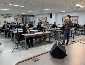 빅콰이어 57분기 정규클래스 강중현 지휘자님- 보컬을 위한 피지컬 트레이닝 보컬의 기본기 발성 근육을 이해하고,발성 근육을 어떻게 강화하는지 배우고 훈련했습니다. 빅콰이어에 오시면,보컬 기본기부터 보컬의 장르별 톤 메이킹보컬 앙상븡, 무대 퍼포먼스 실제 사역과 공연, 방송 출연까지반드시 성장하는전문적인 훈련과정을 경험할 수 있습니다!!3월 중에 지원하시면 함께 하실수 있습니다 !! =======빅콰이어 2026년도봄분기 단원 모집 / 보컬 트레이닝 프로젝트국내 최고 지휘자님들과 함께반드시 성장하는 훈련의 시간!새로운 봄을 맞는 봄분기에는부활주일 관련 교회 초청공연, 봄시즌 콘서트, 가정의달 콘서트, 새가족초청행사 등의 공연들이 준비되고요.특별히 6월 중에 배우 진선규 님과 함께 하는예배와 예술이 접목된 워십페스타를 함께 준비합니다. 새 봄, 새 학기에빅콰이어와 함께 새로운 도전을 시작해 보세요!!반/드/시성/장/합/니/다훈련 기간2025년 3월 ~ 2026년 5월(총 12주, 72시간 집중 트레이닝 + 보너스 트레이닝)수업 일정매주 화·목 저녁 7시~10시 (주 2회)정규클래스 훈련 내용빅콰이어 공식 레퍼토리발성 / 가창 / 무대 퍼포먼스 / 팀워크무대 감각부터 사역 마인드까지한 단계 성장하는 실전형 보컬 트레이닝지원서 링크https://forms.gle/UbKkQa8AenXxGNZo91:1 카톡 상담http://pf.kakao.com/_bFxhFu/chat단원지원문의 02-3280-7693공연섭외문의 02-2608-7693