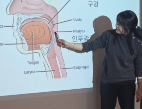 빅콰이어 56분기 정규클래스이에스더 지휘자 - 고음역대 확장을 위한 트레이닝보컬에게고음 발성은 누구나 정복하고 싶은 숙제입니다.이에스더 지휘자님은고음역대 가창을 위한 발성 근육 훈련 포인트를 알려주시고발음구조와 흐흡 운용의 포인트를매우 쉽고 정확하게 알려주셨습니다. 어려운 전문 용어를 본인의 몸의 감각과 연결시켜 직관적으로 알려주셔서 모두가 어떻게 훈련해야 하는지정확하게 배우는 시간이었습니다.빅콰이어에 오시면반드시 성장합니다.=======빅콰이어 겨울분기 단원 모집 / 보컬 트레이닝 프로젝트 (12월중 추가모집)국내 최고 지휘자님들과 함께반드시 성장하는 훈련의 시간!다가오는 겨울방학 분기에는크리스마스 공연, 연말 대형콘서트, 신년음악회,겨울방학 수련회 사역, 다양한 방송 출연 등한 해의 마무리와 새해의 시작을빅콰이어와 함께 힘차게 만들어 갑니다.훈련 기간2025년 12월 ~ 2026년 2월(총 12주, 72시간 집중 트레이닝 + 보너스 트레이닝)매주 화·목 저녁 7시~10시 (주 2회)정규클래스 훈련 내용빅콰이어 공식 레퍼토리발성 / 가창 / 무대 퍼포먼스 / 팀워크무대 감각부터 사역 마인드까지한 단계 성장하는 실전형 보컬 트레이닝지원서 링크https://forms.gle/UbKkQa8AenXxGNZo91:1 카톡 상담http://pf.kakao.com/_bFxhFu/chat단원지원문의 02-3280-7693공연섭외문의 02-2608-7693