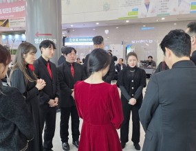 용인 다보스병원 성찬 축하 음악회메리 크리스마스!어둠 가운데 빛으로 오신성탄의 예수님을 찬양합니다!보라 처녀가 잉태하여 아들을 낳을 것이요그의 이름은 임마누엘이라 하리라 하셨으니이를 번역한즉 하나님이 우리와 함께 계시다 함이라 (마 1:23)몸과 마음이 지친 분들에게함께 하시는 예수님을 전하고 찬양했습니다.치유의 능력과 은혜가 함께 하신 모든 분들께 가득하길 기도하며 찬양했습니다!함께 해주신 안찬용 대표님과수고해준 김대현 형제님귀한 섬김으로 초대해주신 다보스병원과 한행석 형제님 가정 감사드립니다.수고해주신 모든 단원분들께 감사드립니다.모두 기쁜 성탄과 복된 새해 되시길 바랍니다!