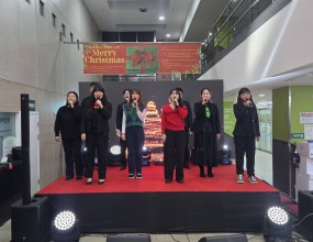 한해동안 수고한 병원 관계자분들과한해동안 병마와 싸우신 환우가족분들 모두를 응원하며 기쁜 성탄의 은혜를 찬양했습니다. 빅콰이어의 노래가 한 영혼이라도 격려하고 응원하고 살리는 노래가 되길 기도합니다. 수고하신 단원분들 감사합니다 ^^ 류하나 지휘자님과 모든 출연진분들 수고 많으셨습니다. 메리 크리스마스