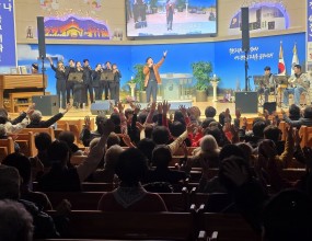 철원감리교회에서 최인혁 목사님 사역 40주년을 기념하는전국투어 콘서트가 진행되었습니다. 지난 8월부터 시작해서인천, 서천, 안성, 서울, 군산, 철원 이제 마지막 포천 공연을 앞두고 있습니다. 긴 여정동안에 매번 공연 때마다 느끼는 것은40년을 한결같이 찬양해오신목사님의 걸음을 통해서앞으로 빅콰이어도 변함없이 찬양하는 길을 어떻게 걸어가야 하는지배우고 다짐하게 됩니다. 목사님 건강하시길 기도하고 응원합니다. 함께 해주신 모든 스텝분들, 단원분들들모두 수고 많으셨습니다. =======빅콰이어 겨울분기 단원 모집 / 보컬 트레이닝 프로젝트 (12월중 추가모집)국내 최고 지휘자님들과 함께반드시 성장하는 훈련의 시간!이번 겨울방학 분기에는크리스마스 공연, 연말 대형콘서트, 신년음악회,겨울방학 수련회 사역, 다양한 방송 출연 등한 해의 마무리와 새해의 시작을빅콰이어와 함께 힘차게 만들어 갑니다.훈련 기간2025년 12월 ~ 2026년 2월(총 12주, 72시간 집중 트레이닝 + 보너스 트레이닝)매주 화·목 저녁 7시~10시 (주 2회)정규클래스 훈련 내용빅콰이어 공식 레퍼토리발성 / 가창 / 무대 퍼포먼스 / 팀워크무대 감각부터 사역 마인드까지한 단계 성장하는 실전형 보컬 트레이닝지원서 링크https://forms.gle/UbKkQa8AenXxGNZo91:1 카톡 상담http://pf.kakao.com/_bFxhFu/chat단원지원문의 02-3280-7693공연섭외문의 02-2608-7693