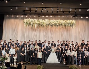 빅콰이어 51기 박성주 & 김은비 결혼 축하

빅콰이어 51기 박성주, 김은비 두 사람이 하나님의 은혜 가운데 아름다운 한 가정을 이루게 되었습니다.

이 특별한 날, 빅콰이어 단원들은 축가 **The Blessing**을 함께 부르며 두 사람의 새로운 출발을 축복했습니다. 단순한 축가를 넘어, 하나님께서 두 사람의 가정을 축복하시고 인도하시기를 선포하며, 그 자리에 함께한 모든 하객들과 마음을 모아 격려하고 축복하는 귀한 시간이었습니다.

앞으로 두 사람이 세워갈 가정을 통해 하나님의 사랑과 은혜가 더욱 풍성히 흘러가기를 기도합니다. 기쁠 때나 어려울 때나 서로를 사랑으로 품고, 믿음 안에서 함께 성장하며 아름다운 믿음의 가정을 이루어 가길 바랍니다.

박성주, 김은비 두 분의 결혼을 진심으로 축하합니다.
하나님의 크신 축복과 평강이 언제나 함께하시길 기도합니다.

두 분, 행복하세요!

#빅콰이어 #빅콰이어51기 #결혼축하 #박성주김은비 #TheBlessing #하나님의축복 #행복한가정 #축가 #빅콰이어가족