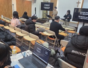 빅콰이어 56분기 정규클래스강중현 지휘자님- 솔로 가창 원포인트 피드백빅콰이어는 합창단입니다. 합창으로 앙상블을 이루는 가창도 하지만,콰이어와 함께 솔로로 가창하거나콰이어 없이 솔로로 가창하는 경우들도 많이 있습니다. 단원 각자가 보컬리스트로 성장하길 바라며개인에 맞춘 보컬 트레이닝을 함께 진행합니다. 이번 강의에서는 빅콰이어 사역곡에서 솔로 파트를 불러보면서강중현 지휘자님의 전문적이고 탁월한 피드백을 받았습니다.~!!각자가 해결되지 않았던발성의 문제들을 한마디로 수정해 주시는지휘자님의 피드백에 모두 놀라고 바로 바로 좋아지는 톤에 너무 신나는 수업이었습니다!!빅콰이어에 오시면반드시 성장합니다.