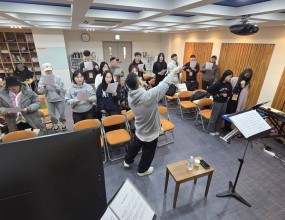 빅콰이어 56분기 정규클래스 류하나 지휘자님 - 호흡과 발성의 연결 크로스오버 테너 류하나 지휘자님과 함께벨칸토 발성의 기반에서 효과적인 호흡법을 통해서호흡이 발성으로 이어지는 탁월한 발성 강의를 배웠습니다.더욱 강한 압력을 훈련하고더욱 섬세한 압력을 훈련합니다. 류하나 지휘자님과 함께 협연하는 무대도 준비했습니다 !!기초 호흡과 발성수업과 함께 가창으로 적용하는 이번 수업 최고였습니다!