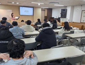 빅콰이어 56분기 정규클래스 리채 지휘자- KPOP 보컬스타일 발성 훈련 이런 분 계신가요?가요를 불렀는데도, CCM을 부르는 것 같은 분?? 리채 지휘자님과 함께 찬양을 불러도, Kpop 보컬리스트처럼 다양하고 개성있게 가창하는 법을 훈련했습니다.리채 지휘자님은KBS 글로벌서바이벌 프로그램과 MBC 더 마스크드 텔런트 프로그램 등에서우승까지 한 실력파 보컬리스트입니다.지휘자님과Kpop 보컬 스타일 발성을 배우고다이나믹한 보컬 가창을 통해서 더욱 다양한 표현들을 훈련했습니다.계속되는 봄시즌 훈련이 기대가 됩니다!!함께 해요 !!======빅콰이어 2026년도봄분기 단원 모집 / 보컬 트레이닝 프로젝트국내 최고 지휘자님들과 함께반드시 성장하는 훈련의 시간!새로운 봄을 맞는 봄분기에는부활주일 관련 교회 초청공연, 봄시즌 콘서트, 가정의달 콘서트, 새가족초청행사 등의 공연들이 준비되고요.특별히 6월 중에 배우 진선규 님과 함께 하는예배와 예술이 접목된 워십페스타를 함께 준비합니다. 새 봄, 새 학기에빅콰이어와 함께 새로운 도전을 시작해 보세요!!반/드/시성/장/합/니/다훈련 기간2025년 3월 ~ 2026년 5월(총 12주, 72시간 집중 트레이닝 + 보너스 트레이닝)수업 일정매주 화·목 저녁 7시~10시 (주 2회)정규클래스 훈련 내용빅콰이어 공식 레퍼토리발성 / 가창 / 무대 퍼포먼스 / 팀워크무대 감각부터 사역 마인드까지한 단계 성장하는 실전형 보컬 트레이닝지원서 링크https://forms.gle/UbKkQa8AenXxGNZo91:1 카톡 상담http://pf.kakao.com/_bFxhFu/chat단원지원문의 02-3280-7693공연섭외문의 02-2608-7693