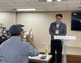 빅콰이어 56기 정규클래스안찬용 대표님 - 비강 발성 / 솔로 가창 원포인트현대 실용 보컬 가창과비강 공명과 비강 발성은보컬리스트의 개성적인 톤을 보여주는데 큰 역할을 합니다. 합창으로 가창할 때와솔로로 가창할 때에상황과 디렉팅에 맞춰 비강톤을 컨트롤하는 것이얼마나 중요한 지 훈련했습니다. 그리고 빅콰이어 사역곡에서솔로 파트 원포인트 래슨으로 한사람 한사람 눈높이에 맞춰 섬세한 티칭을 해주셨습니다. 안찬용 대표님 열정적인 수업 감사합니다빅콰이어에 오시면반드시 성장합니다