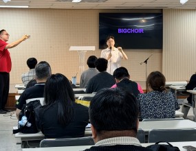 빅콰이어 58분기 정규 클래스

강중현 지휘자님
- 믹스보이스 트레이닝

강중현 지휘자님과 함께 
믹스보이스(Mix Voice) 를 주제로 
보컬 트레이닝을 진행했습니다.

이번 수업에서는 특별히 
빨대 발성을 활용한 발성 훈련과
허밍(Humming)을 이용한 발성 훈련을 병행하며 발성의 기초를 더욱 탄탄하게 다졌습니다.

빨대 발성은 공기를 부드럽게 전달하여 성대에 가해지는 부담을 줄여주고,

허밍은 자연스러운 공명을 형성하여 목소리에 따뜻하고 풍성한 울림을 만들어 줍니다.

두 가지 훈련을 연결하여 반복함으로써 
고음 발성에 필요한 안정감을 높이고,

흉성과 두성의 균형, 자연스러운 공명, 
건강한 성대 사용법을 익히며
무리 없이 오래 노래할 수 있는 
올바른 발성의 기초를 세워가는 
귀한 시간이 되었습니다.

빅콰이어는 
단순히 노래를 배우는 곳이 아니라, 
전문적이고 체계적인 트레이닝을 통해 
건강하고 균형 잡힌 보컬로 
성장해 가는 공동체입니다.

함께 배우고, 함께 노래하고, 
함께 성장하는 빅콰이어에 
여러분을 초대합니다. 

#빅콰이어 #BIGCHOIR #정규클래스 #보컬트레이닝 #강중현지휘자 #믹스보이스 #빨대발성 #허밍발성 #발성훈련 #고음발성 #흉성 #기성 #공명 #보컬레슨