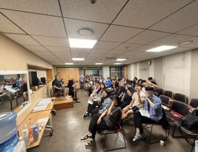 빅콰이어 58분기 정규클래스

이주영 단장
- 빅콰이어 앙상블

빅콰이어와 함께하면 
보컬 트레이닝을 넘어 
다양한 공연과 사역, 
방송 출연, 음원 녹음까지 경험하며 
보컬의 성장을 위한 
체계적이고 전문적인 
훈련을 받을 수 있습니다.

이번 클래스에서는 
빅콰이어 공연 레퍼토리를 훈련하며 
실제 공연을 준비하는 과정 속에서 
파워풀한 가창을 위한 
핵심 보컬 테크닉과 
앙상블 노하우를 함께 배웠습니다.

무대는 최고의 교실입니다.
실전 경험을 통해 배우고, 
함께 성장하며, 
한 단계 더 발전하는 시간이었습니다.

올여름과 가을, 
빅콰이어가 준비하고 있는 
다양한 공연과 사역도 
많은 기대와 응원 부탁드립니다!

함께 노래하고, 
함께 성장하는 빅콰이어.
더 멋진 무대로 찾아뵙겠습니다!