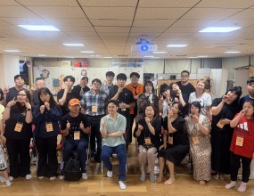 빅콰이어 58분기 정규클래스

강중현 지휘자님 
– 믹스보이스 보컬 테크닉

이번 정규클래스에서는 
다양한 장르를 소화하기 위한 기본기인 믹스보이스(Mix Voice) 훈련을 진행했습니다.

호흡의 컨트롤, 공명의 컨트롤, 성대의 컨트롤,
그리고 발성 기관의 섬세한 조율을 통해 유연하면서도 탄탄한 톤을 만들어가는 시간을 가졌습니다.

빅콰이어는 다양한 장르의 음악을 소화하는 컨템포러리 콰이어입니다.

그래서 클래식 발성의 기초는 물론, 
가스펠, 재즈, 팝, 뮤지컬 등 
각 장르의 특성에 맞는 
다양한 발성 테크닉이 필요합니다.

강중현 지휘자님과 함께 
다양하고 유연한 가창을 위한 
기본적인 믹스보이스 테크닉을 훈련하며,

목에 힘이 과도하게 들어가지 않으면서도 안정적이고 균형 잡힌 
소리를 만들어가는 방법을 배웠습니다.

즐겁게 배우고, 직접 몸으로 익히며, 
더 좋은 소리를 향해 
함께 성장하는 유익한 시간이었습니다.

함께 배우고 성장하며 
찬양할 분들을 기다리고 환영합니다!

#빅콰이어 #BigChoir #58분기 #정규클래스 #강중현지휘자 #믹스보이스 #보컬트레이닝 #보컬테크닉 #발성훈련 #호흡훈련 #공명훈련 #컨템포러리콰이어 #가스펠콰이어 #합창단 #찬양사역 #함께성장하는공동체