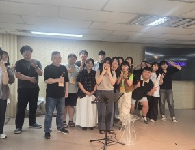 빅콰이어 58분기 정규클래스

이에스더 지휘자님 
– 원포인트 피드백 클래스

빅콰이어는 합창단이지만, 
단순히 함께 노래하는 것에 머물지 않습니다.

단원 한 사람, 한 사람이 더욱 성장할 수 있도록 
개별 티칭 중심의 
'원포인트 피드백 클래스'를 운영하고 있습니다.

이번 클래스에서는 
이에스더 지휘자님과 함께 
각자의 보컬을 세밀하게 점검하며, 
발성과 호흡, 소리의 방향, 표현까지 
개인에게 꼭 필요한 피드백을 받는 시간을 가졌습니다.

이에스더 지휘자님은 전문 보컬 트레이너로서 
누구나 이해할 수 있도록 
쉽고 정확하게 알려주시는 것은 물론, 
기술적인 부분을 넘어 
찬양하는 사람의 마음과 태도까지 
함께 훈련시켜주시는 귀한 예배자이십니다.

빅콰이어에서는 합창 연습뿐만 아니라 
이러한 개인 맞춤형 원포인트 레슨을 통해 
단원 한 사람 한 사람의 성장을 함께 만들어가고 있습니다.

빅콰이어에 오시면 
이에스더 지휘자님의 
개인 피드백 레슨도 경험하실 수 있습니다.

2026 빅콰이어 가을분기 단원을 모집합니다.

국내 최고의 보컬 디렉터들과 함께하는 12주, 72시간 집중 보컬 트레이닝!

✔ 발성과 기본기
✔ 장르별 가창법
✔ 블랙가스펠 & 하모니
✔ 스튜디오 녹음
✔ 실제 공연 무대 참여

그리고 이번 가을에는 더욱 특별한 무대가 여러분을 기다립니다.