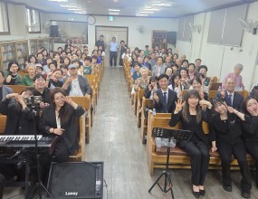 밀알감리교회 49주년 기념음악회

49주년을 맞이하는 밀알감리교회에서
빅콰이어가 초청공연을 했습니다 ^^

49년의 긴 여정을 함께 걸어오신
성도님들과 함께 

격려하고 위로하고
축하하고 감사하며 
행복한 시간을 갖었습니다. 

교회를 사랑하는 성도님들의
뜨거운 마음을 함께 느낄 수 있어서
공연 하는 내내 마음이 따뜻했습니다. 

수고해주신 
안찬용 대표님과 
모든 단원분들 정말 감사합니다. 

빅콰이어와 함께 하는 
초청콘서트에는 감동과 은혜가 있습니다.

초청문의
02-3280-7693