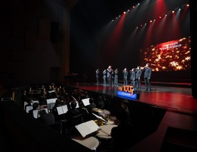 목포극동방송 개국 25주년 감사음악회 

“복음 25! 사랑 25!” 

빅콰이어가 목포극동방송 개국 25주년 기념 감사음악회에 초청받아
전남과 목포 지역의 성도님들과 함께
찬양으로 하나 되는 은혜의 시간을 보내고 왔습니다. 

목포시민문화체육센터 대공연장에서 열린 
이번 음악회는
목포극동방송 어린이합창단, 여성합창단, 
그레이스 오케스트라, 소프라노 최정원님과 함께
복음의 기쁨과 사랑을 나누는 감사의 무대였습니다. 

빅콰이어는 
한 사람 한 사람이 하나님 안에서
손에 손을 맞잡고 일어나
복음의 위로와 소망이 전해지길 
기도하며 찬양했습니다. 

25년 동안 복음의 통로로 귀하게 쓰임받아 온
목포극동방송의 사역 위에
하나님의 은혜와 사랑이 계속해서 가득하길 축복합니다. 

초청해 주신 목포극동방송 관계자분들과
모든 스태프분들께도 감사드립니다. 

먼거리 함께 해 주신 대표님과 단원분들
운전하느라 고생하신 단원분들 
식사로 섬겨주신 분들 ^^
모두 모두 감사드립니다. 

#빅콰이어 #BIGCHOIR #목포극동방송 #극동방송 #감사음악회
복음25사랑25 목포 찬양사역 CCM 가스펠콰이어
초청공연 찬양집회 워십 은혜 찬양